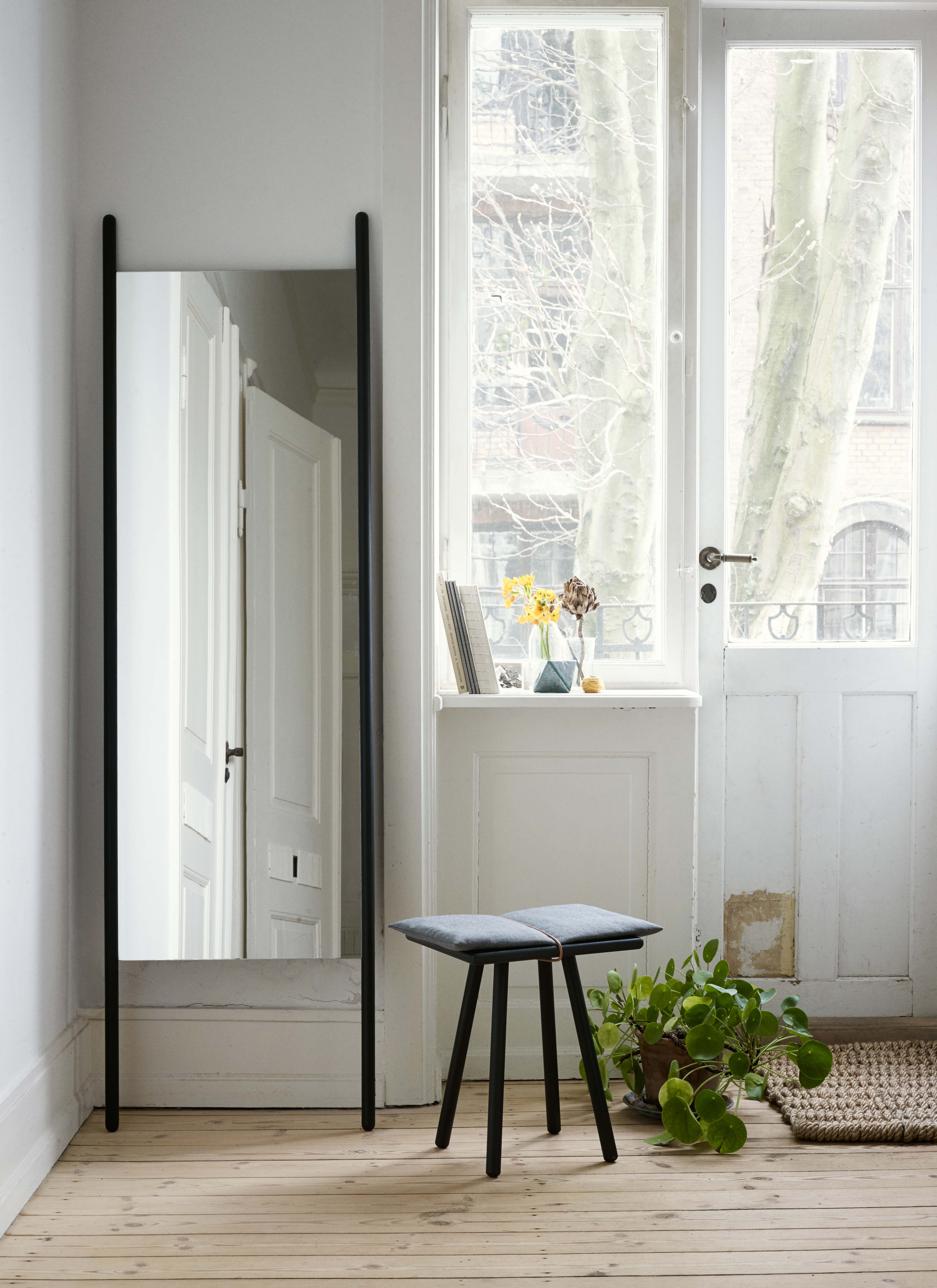 Georg Mirror_ Stool Black 01